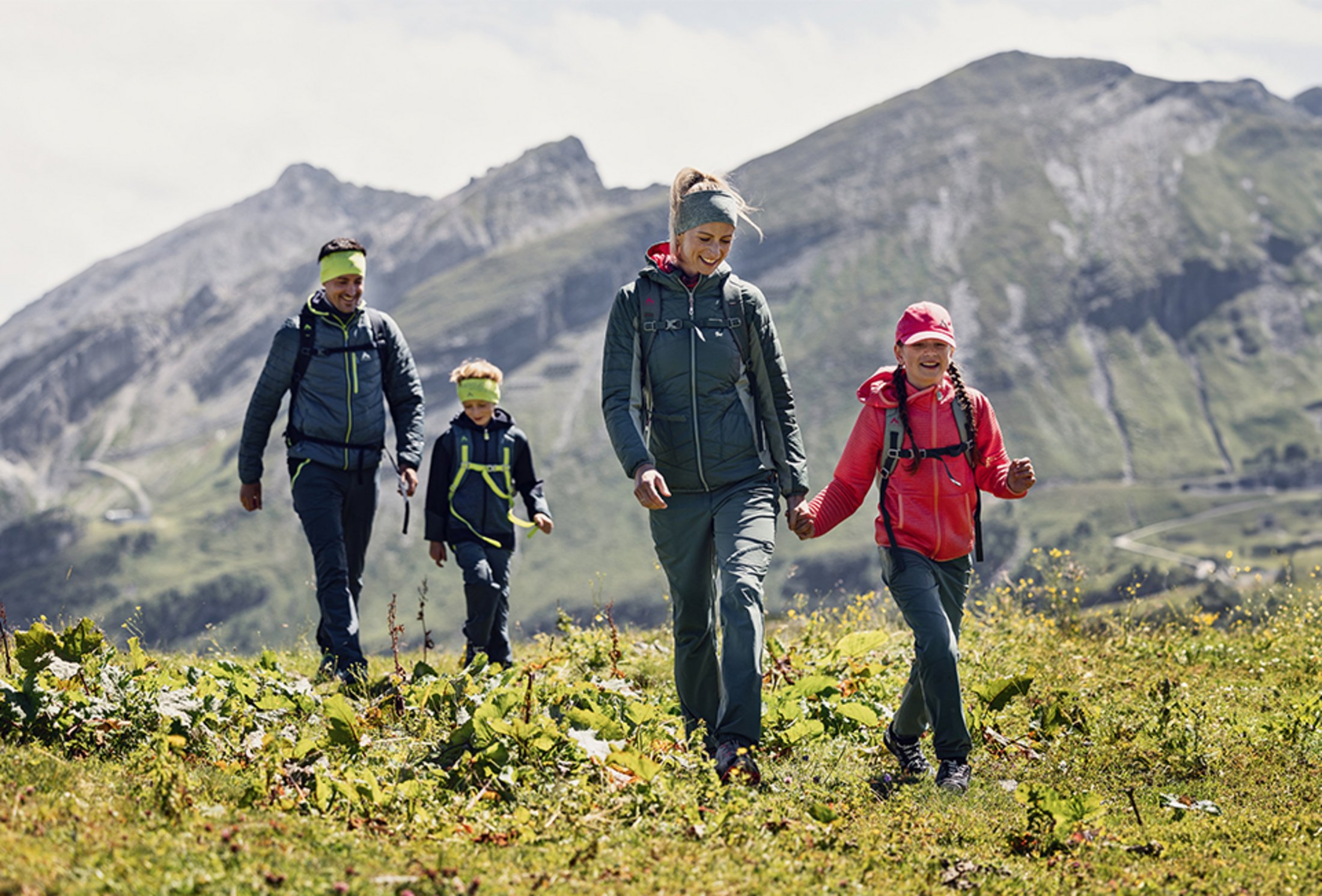 outdoor_wandern_wanderschuhe_wanderstock_wanderoutfit_intersport_winninger